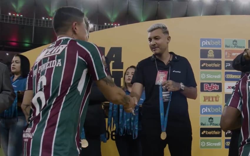 Torcedor do Fluminense entregando medalha na final do Campeonato Carioca