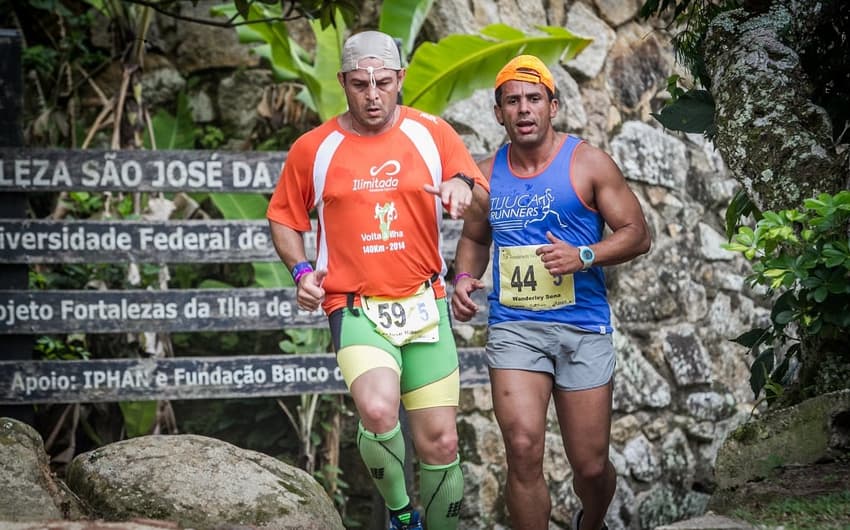 Cerca de 3.600 corredores, divididos em aproximadamente 400 equipes ou duplas, participam da 25ª edição do Revezamento Volta à Ilha (Foco Radical/Divulgação)