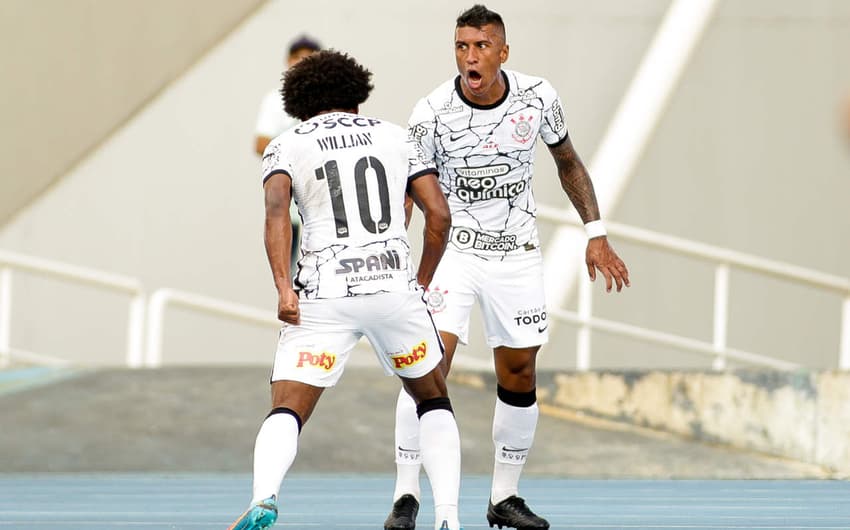 Botafogo x Corinthians - Paulinho e Willian