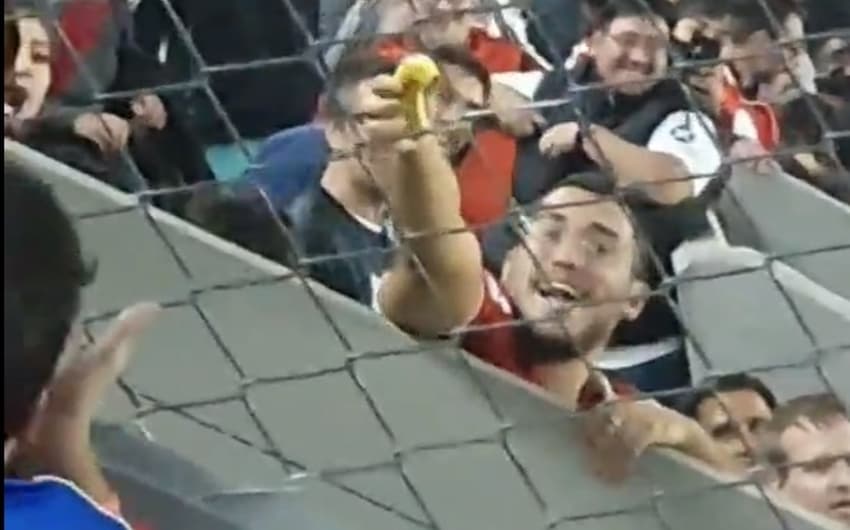 Outro torcedor do River Plate atira banana contra a torcida do Fortaleza