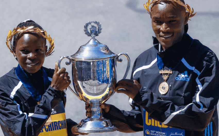 Peres Jepchirchir e Evans Chebet : os quenianos campeões da 126ª edição da Maratona de Boston. (Divulgação)
