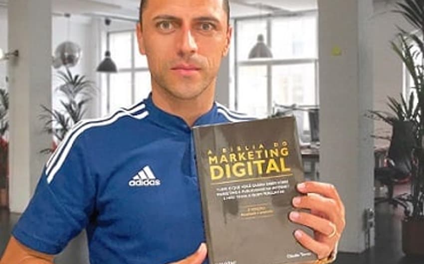 Atualmente Rômulo está lendo "A Bíblia do Marketing Digital"ômulo está lendo "A Bíblia do Marketing Digital"