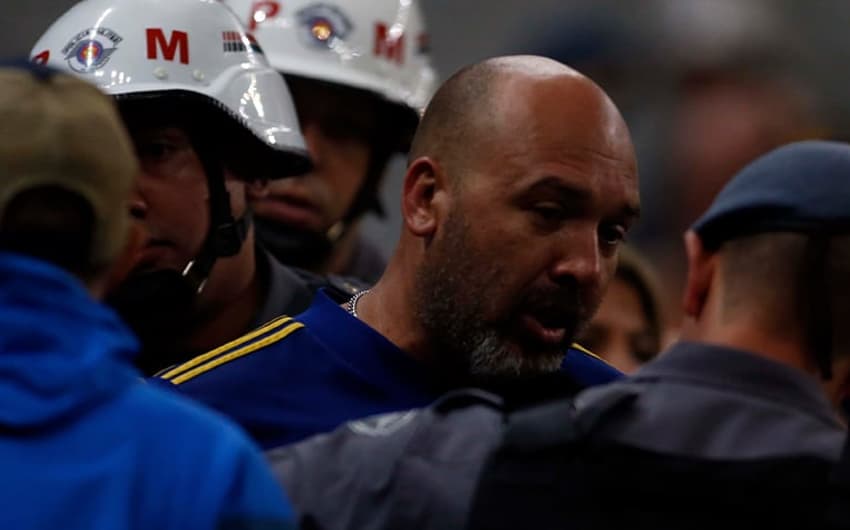 Torcedor do Boca Juniors sendo preso por ato racista na Arena do Corinthians