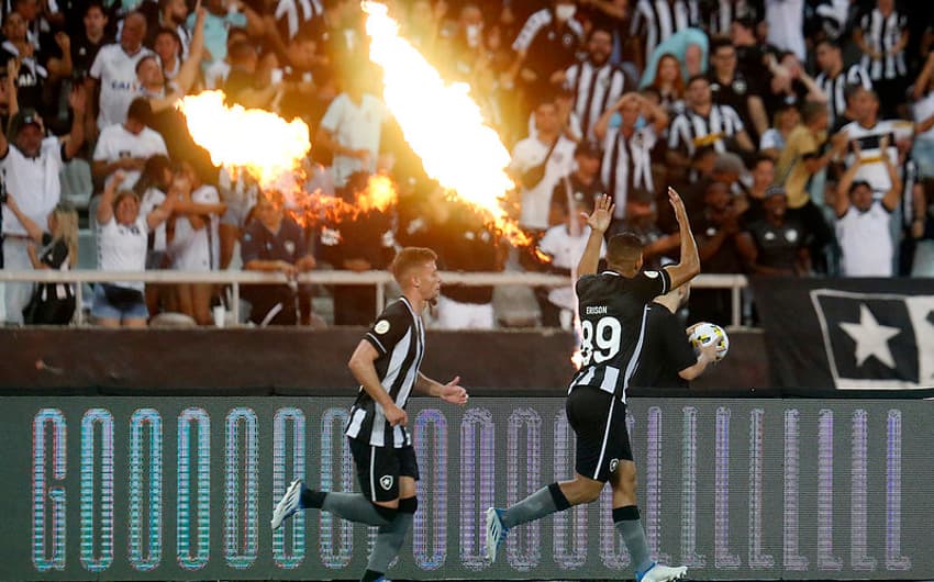 Erison e torcida do Botafogo