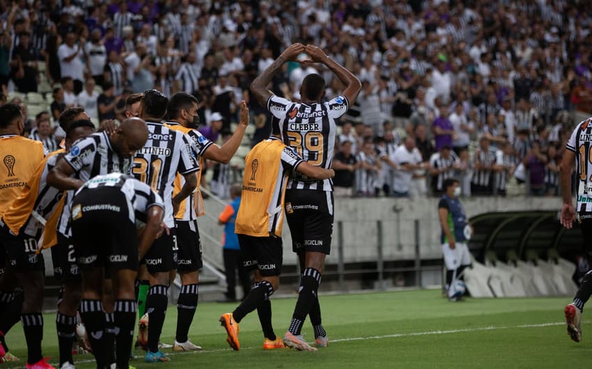 Cléber comemorando gol no Ceará