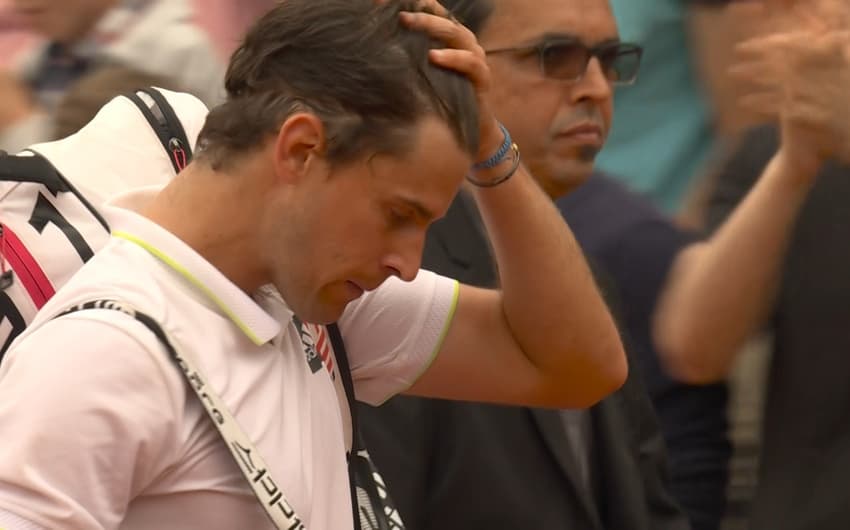 Dominic Thiem deixa a quadra em Roland Garros após derrota para Hugo Dellien