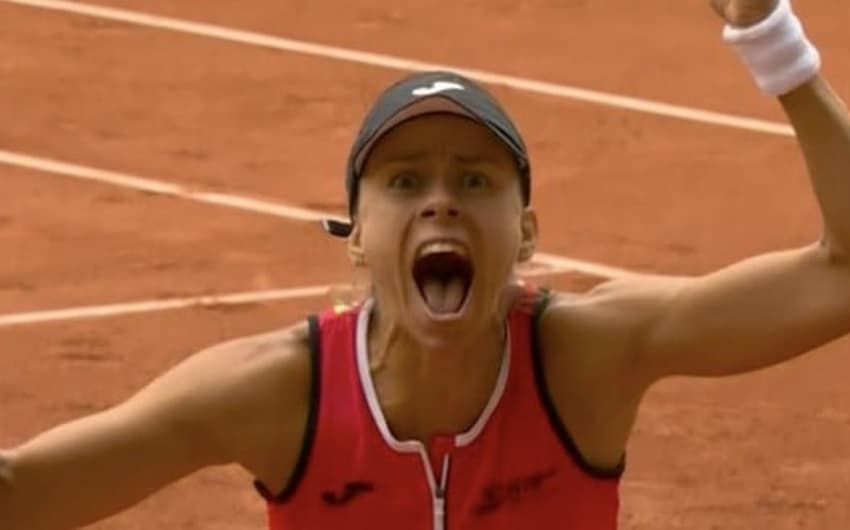 Magda Linette celebra vitória contra favorita Ons Jabeur em Roland Garros
