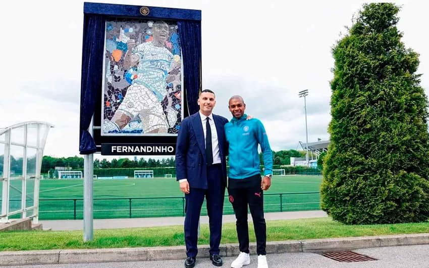 Fernandinho vira mosaico e ganha “campo” no CT do Manchester City