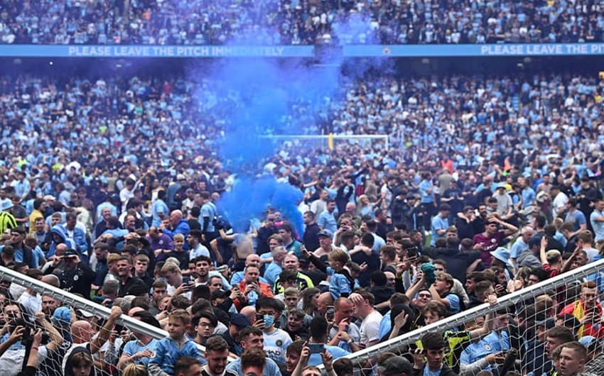 Torcedores do Manchester City invadem o gramado