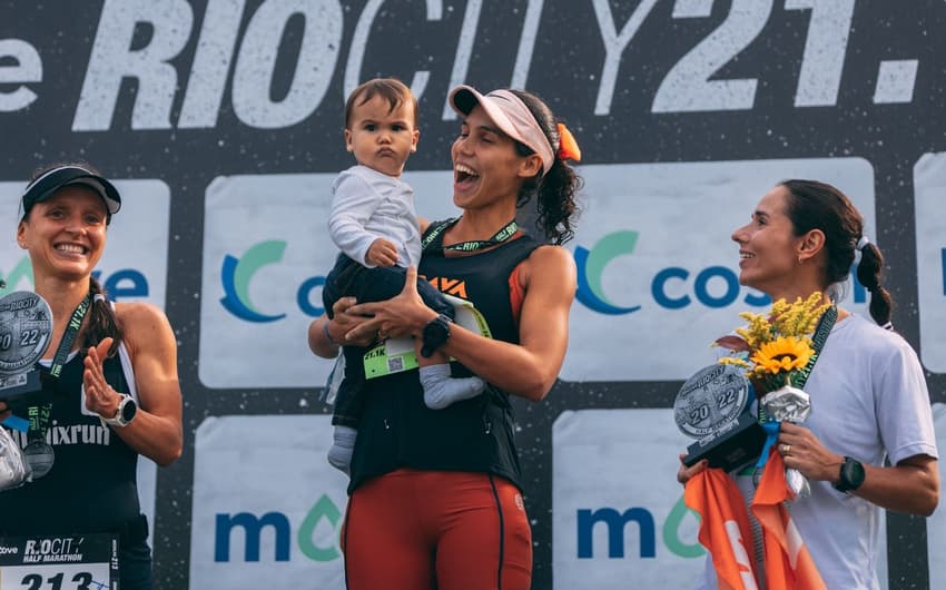 Luiza Cravo com o filho João. de 11 meses, n alto do pódio da Rio City Half Marathon. (Guilherme Leporace/Divulgação)