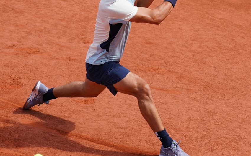 Carlos Alcaraz batendo backhand em Roland Garros