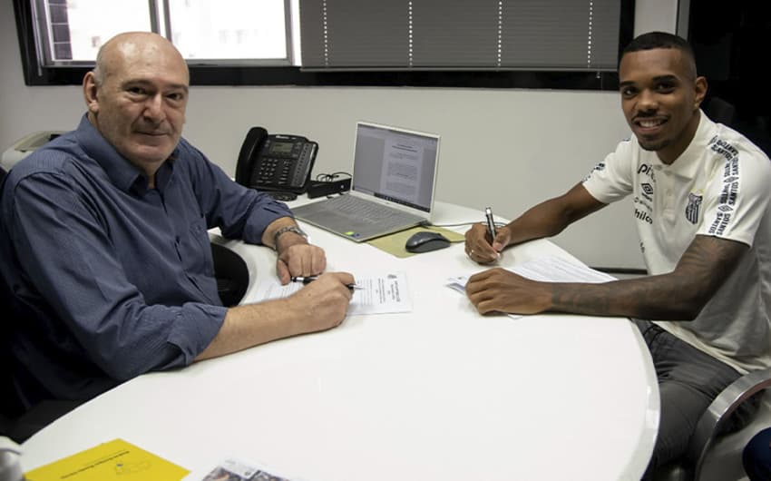 Lucas Pires renova o contrato com o Santos