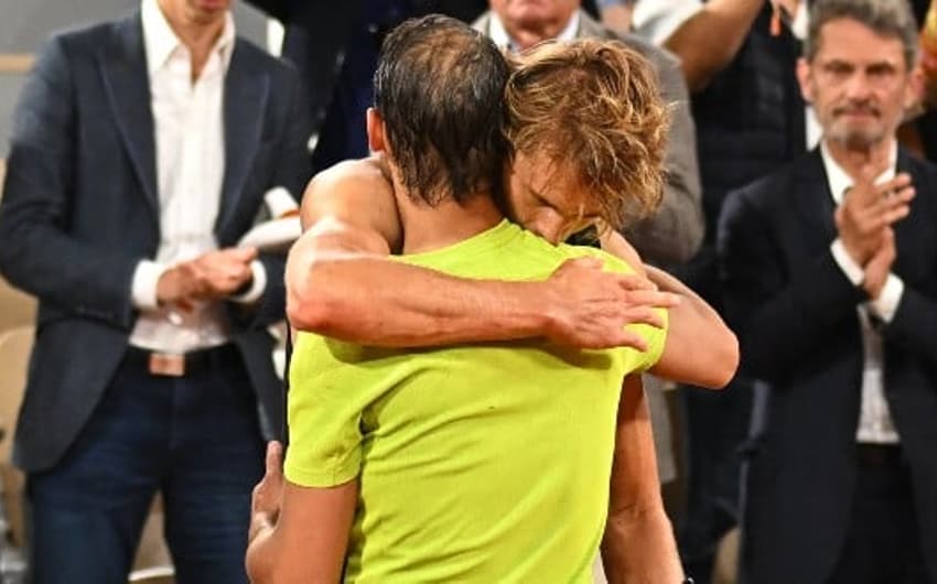 Rafael Nadal tenta consolar Alexander Zverev após abandono de jogo em Paris