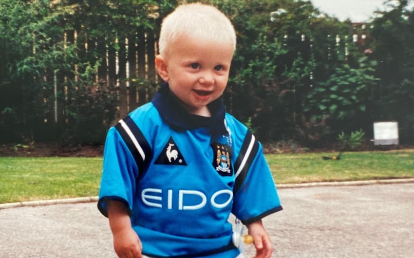 Erling Haaland criança com a camisa do Manchester City