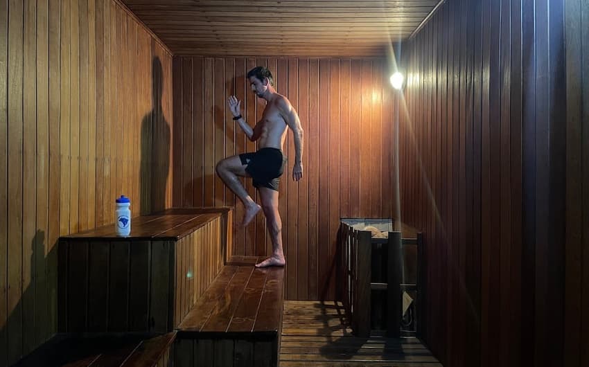 Alexandre Castello Branco treina na sauna para a Badwater. (Foto de Beto Noval)
