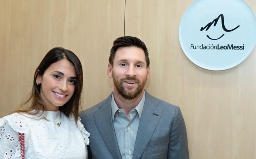 Messi e esposa - clinica de combate ao câncer infantil