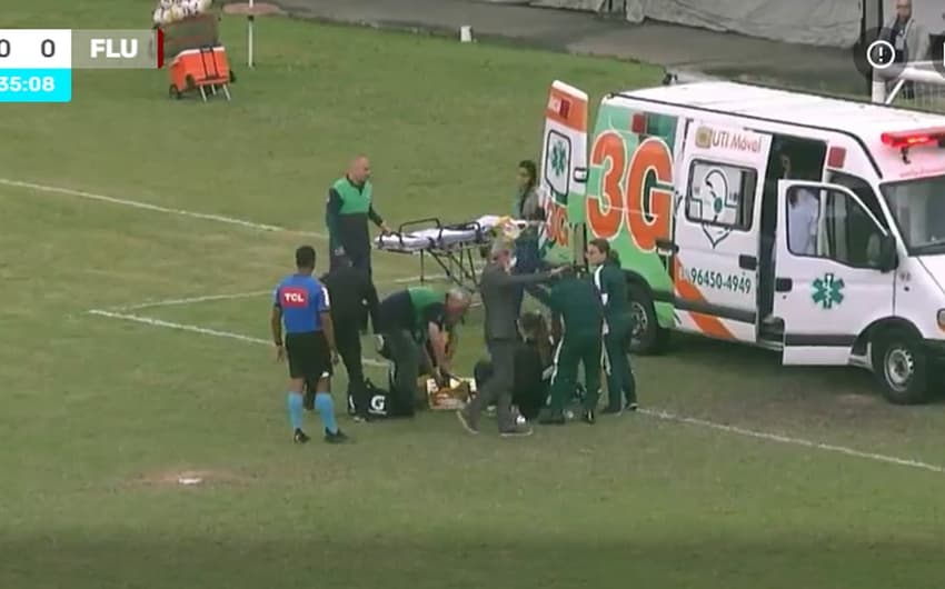 Goleira do Fluminense sai de ambulância