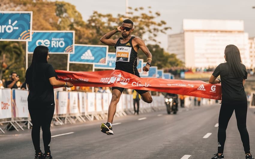 Danielzinho comemora sua vitória na Meia Maratona do Rio. (Pedro Macedo/Divulgação)