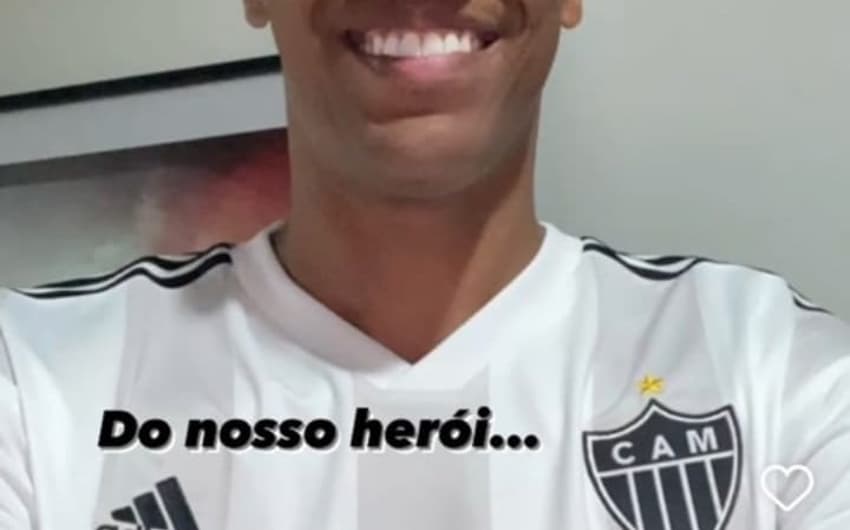 Leonardo Silva com a nova camisa do Atlético-MG