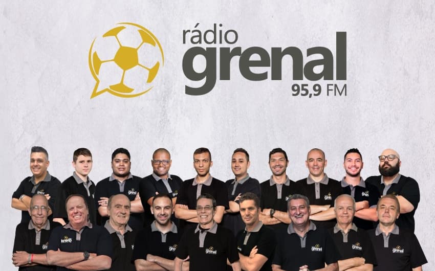 Equipe da Rádio Grenal durante transmissão de programa, nos estúdios da emissora (Foto: Divulgação)