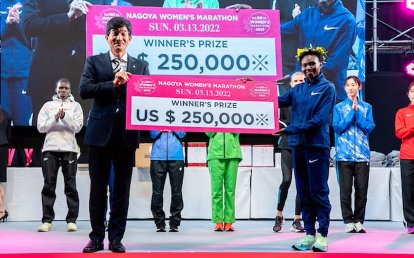 A queniana Ruth Chepngetich venceu a edição 2022 da Maratona Feminina de Nagoya, com 2h17m18s. Vitória valeu o prêmio recorde de US$ 250 mil. (Divulgação)