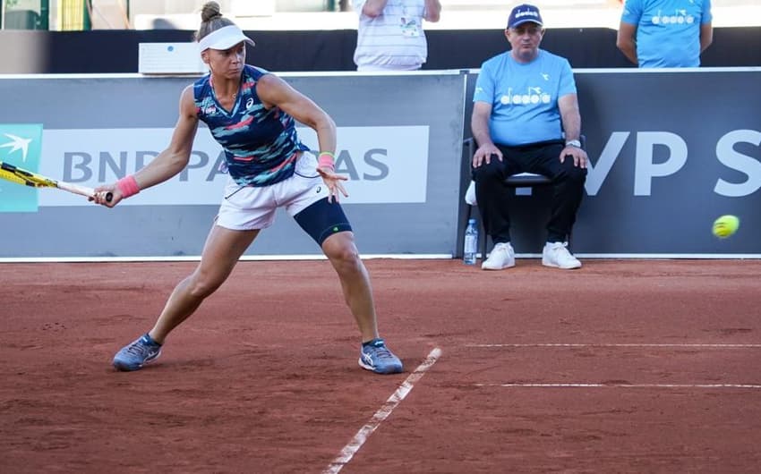 Laura Pigossi em jogada contra Nadia Podoroska em Varsóvia