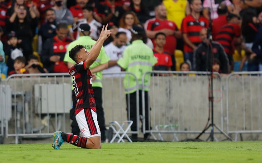 Flamengo x Atlético-GO - Victor Hugo