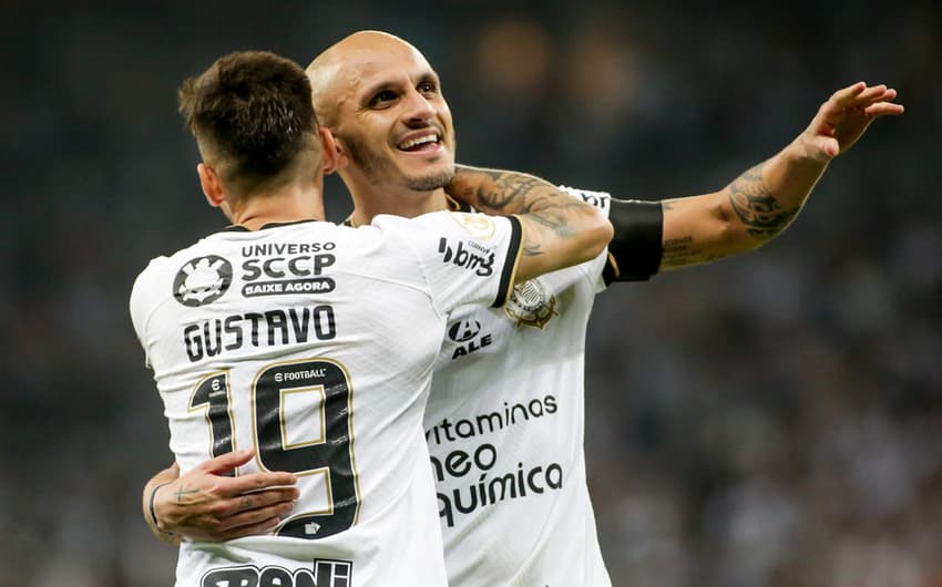 Atlético-MG x Corinthians - Fábio Santos e Gustavo Mosquito