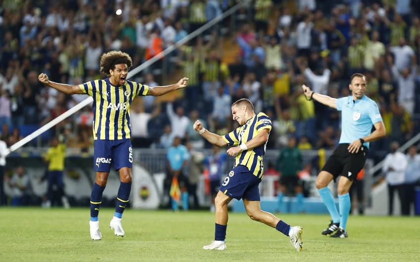 Fenerbahçe x Slovácko - Willian Arão e Emre Mor