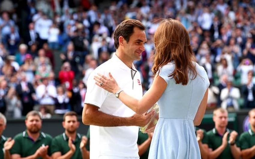Roger Federer recebe cumprimento da Duquesa de Cambridge, Kate Middelton, em cerimônia de premiação em Wimbledon 2019
