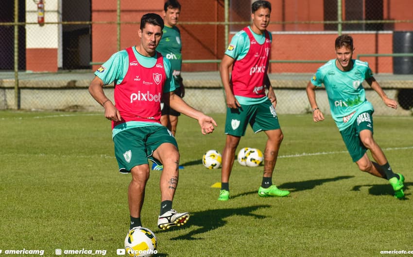 Danilo Avelar em treino do América-MG