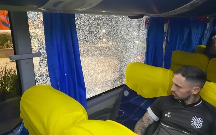 Ônibus do Figueirense é apedrejado pela torcida do Paysandu