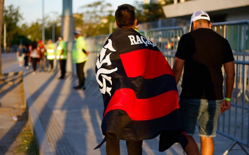 Torcida do Flamengo chegando no Maracanã
