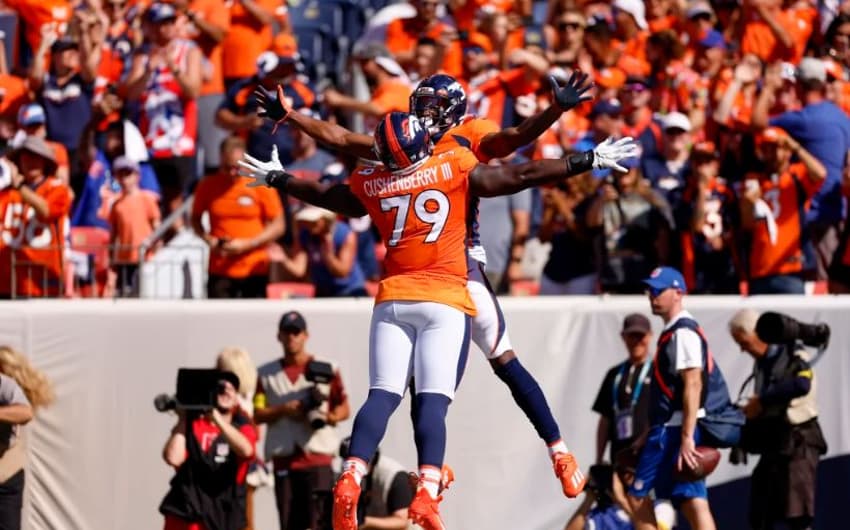 Jogadores do Denver Broncos comemoram o único touchdown marcado na partida desse domingo