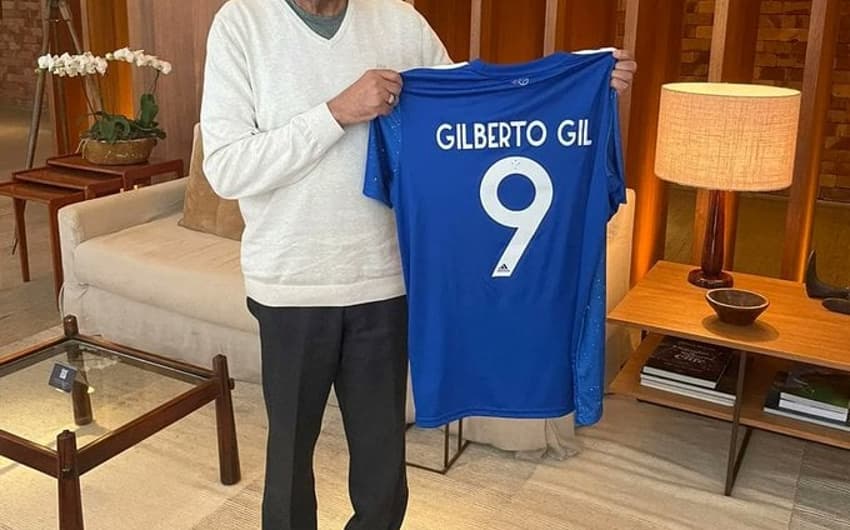 Gilberto GIl com a camisa do Cruzeiro