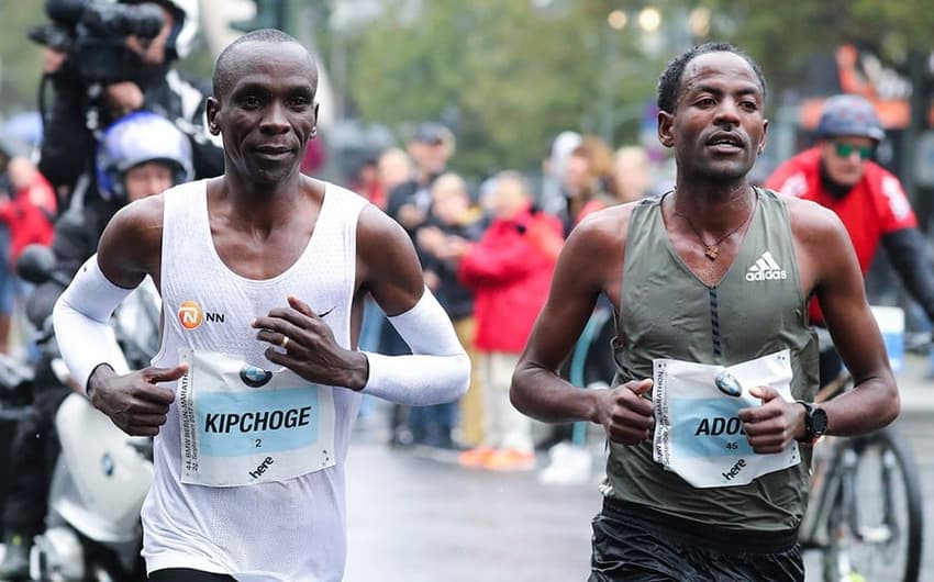O favorito Eliud Kipchoge e seu principal adversário Guye Adola na Maratona de Berlim de 2017. (Divulgação)