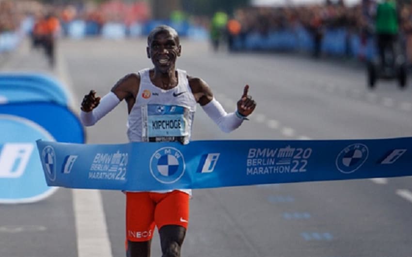 Eliud Kipchoge sorri ao quebrar mais uma vez o recorde mundial da maratona em Berlim. (Divulgação)