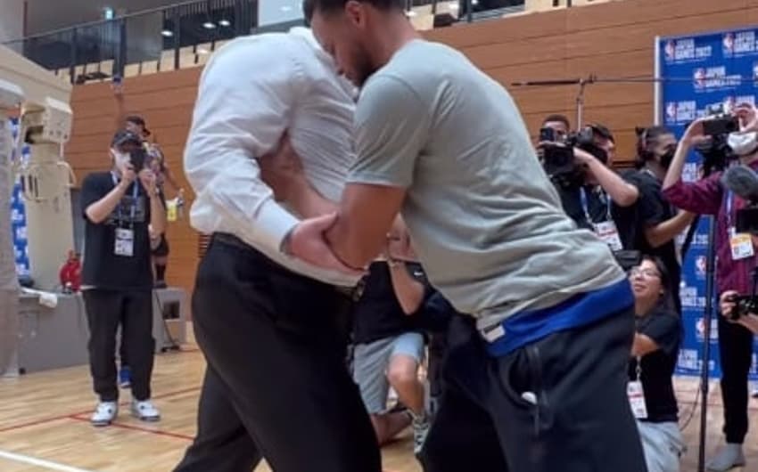 Curry enfrentando lutador de sumô