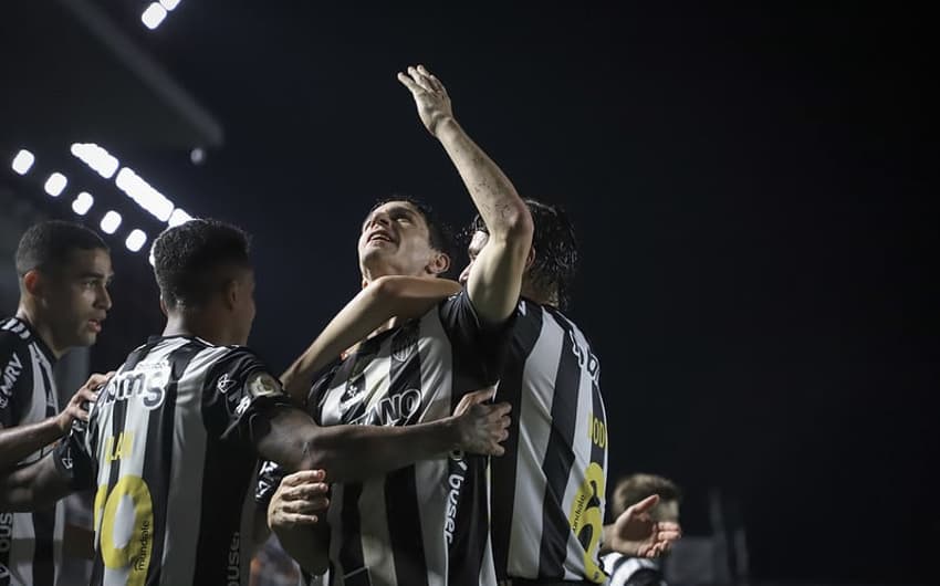 Nacho comemora gol da vitória do Atlético-MG sobre o Santos na Vila Belmiro