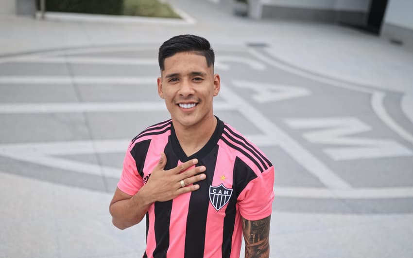 Matías Zaracho com a camisa rosa do Atlético-MG