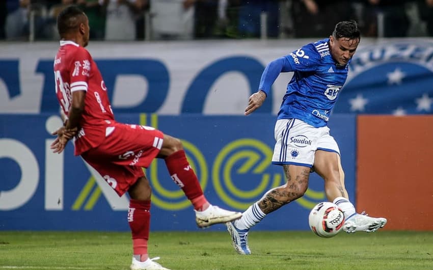 Cruzeiro derrotou o Vila Nova por 2x0 no primeiro turno