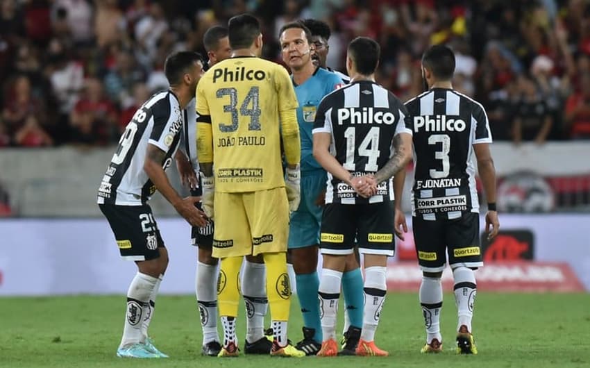 Flamengo x Santos - jogadores do Santos com árbitro