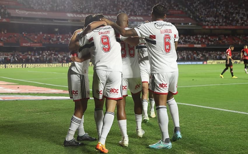Jogadores do São Paulo comemoram contra Atl[etico-GO - Brasileirão