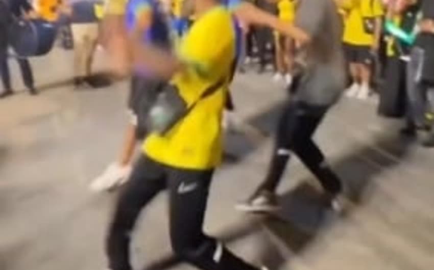 Brasileiros dançam com cataris