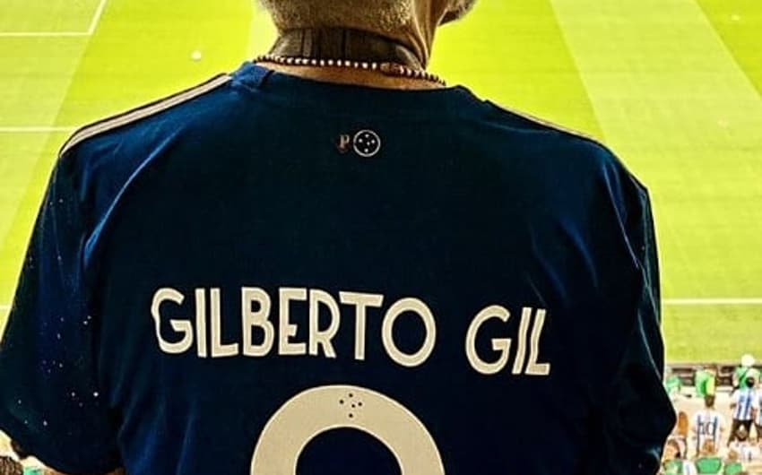 Gilberto Gil com a camisa do Cruzeiro em estádio no Catar