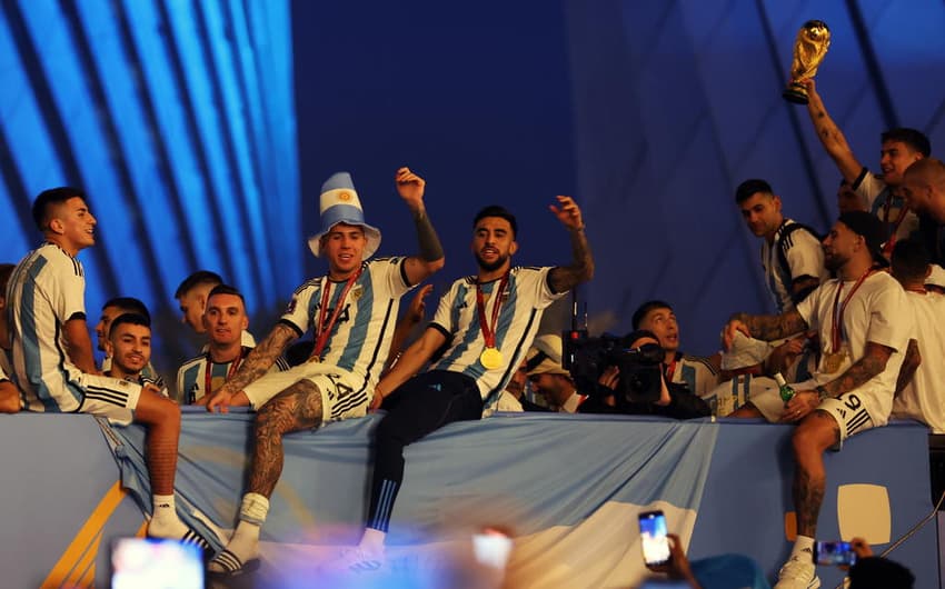 jogadores argentinos desfilam Lusail Boulevard, Lusail, Qatar