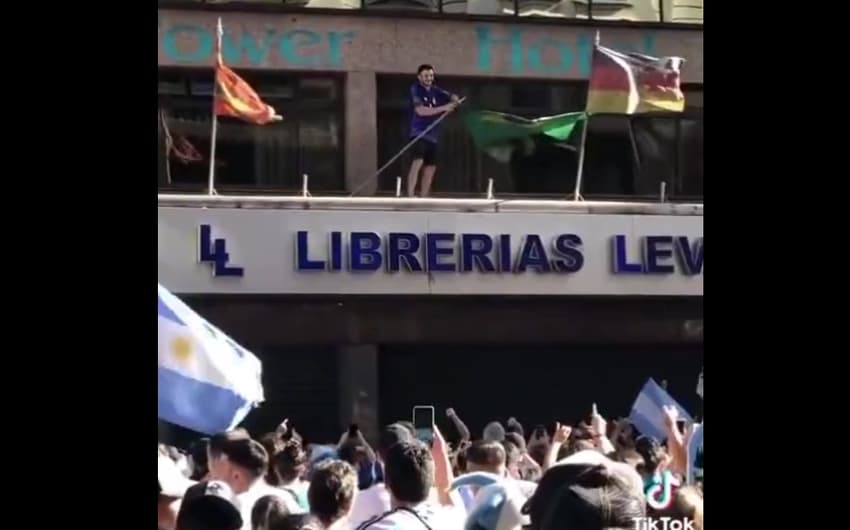 Argentino arranca bandeira do Brasil em festa do título
