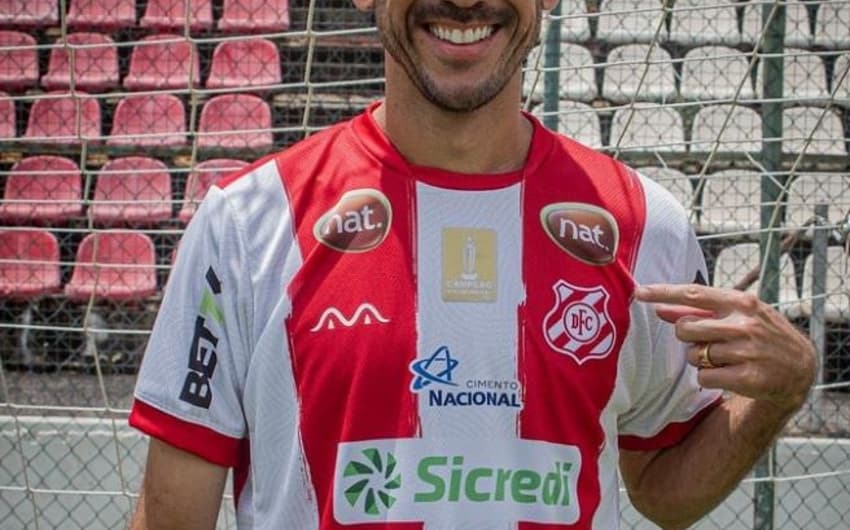 Thiago Ribeiro tem passagens por grandes clubes do futebol brasileiro