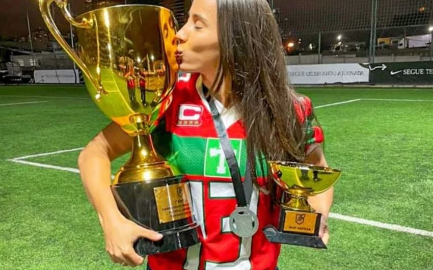 Larissa Pereira, da Portuguesa FA, com o título do Brasileirão da CBFA e o troféu do MVP da competição