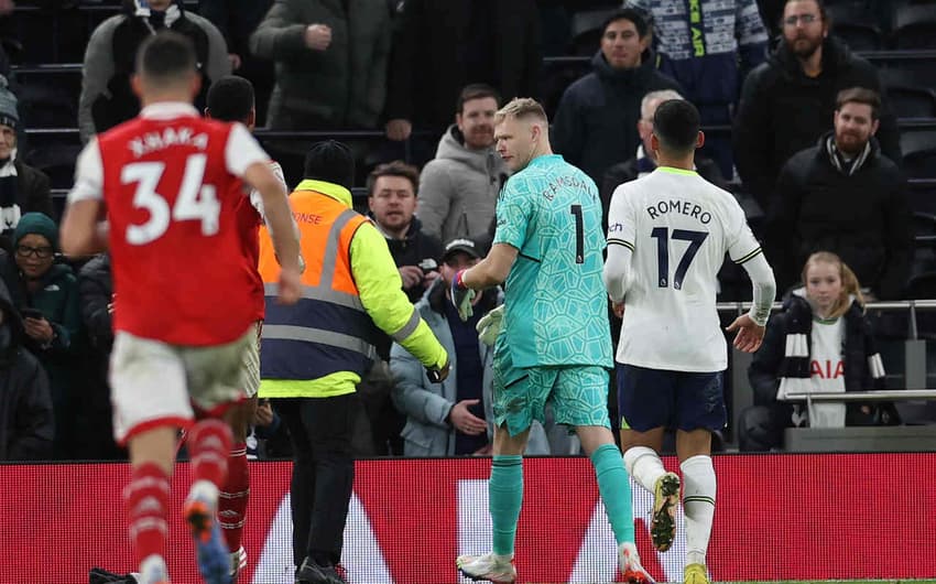Goleiro do Arsenal é agredido por torcedor do Tottenham